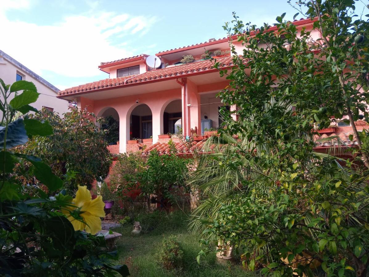 Villa Corrias Siliqua Exteriör bild